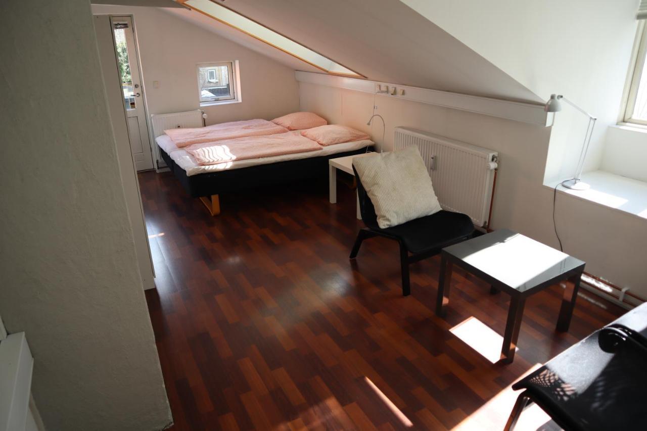 Guest house In Quiet Yellow Courtyard *